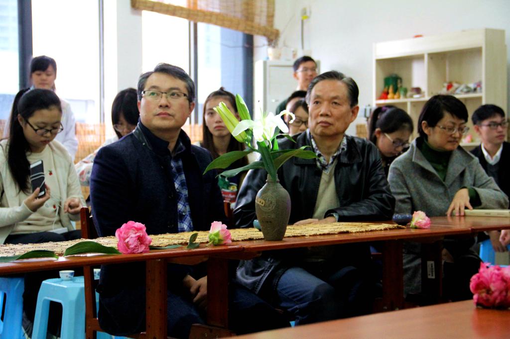 蒋丹璐女士首先为同学们详细的介绍了我国茶艺文化的起源发现和利用